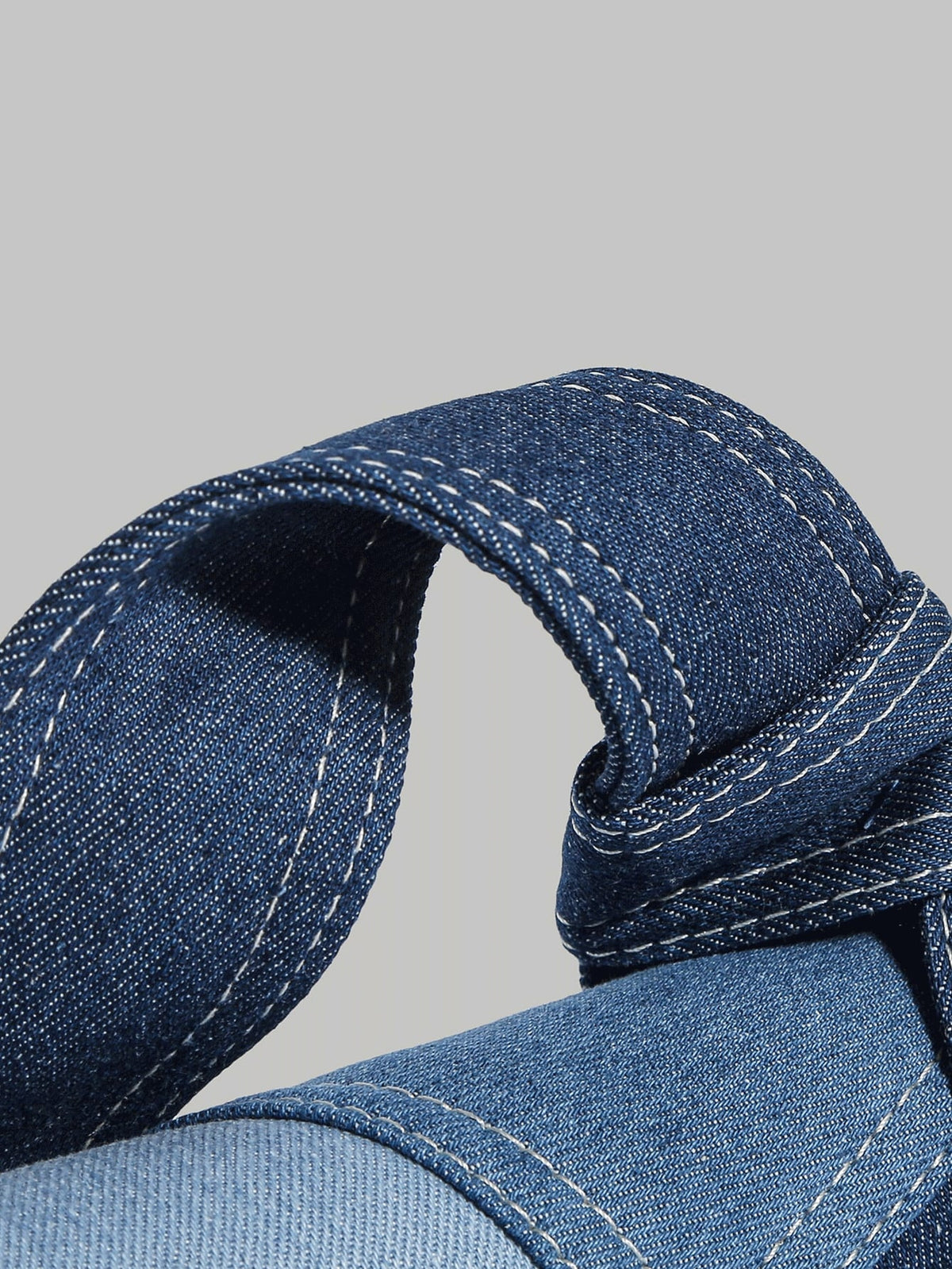 Torebka crossbody z denimu – zbliżenie na materiał