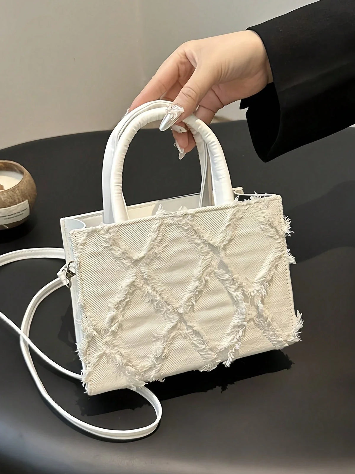 Mała torebka damska crossbody – różowy, wnętrze i zapięcie na zamek