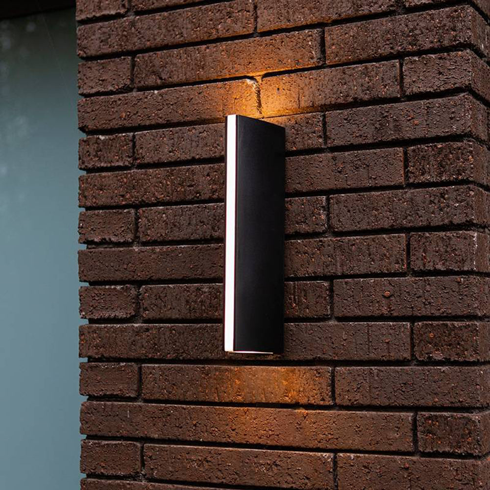 Zewnętrzna lampa ścienna LED – detal geometrycznej obudowy