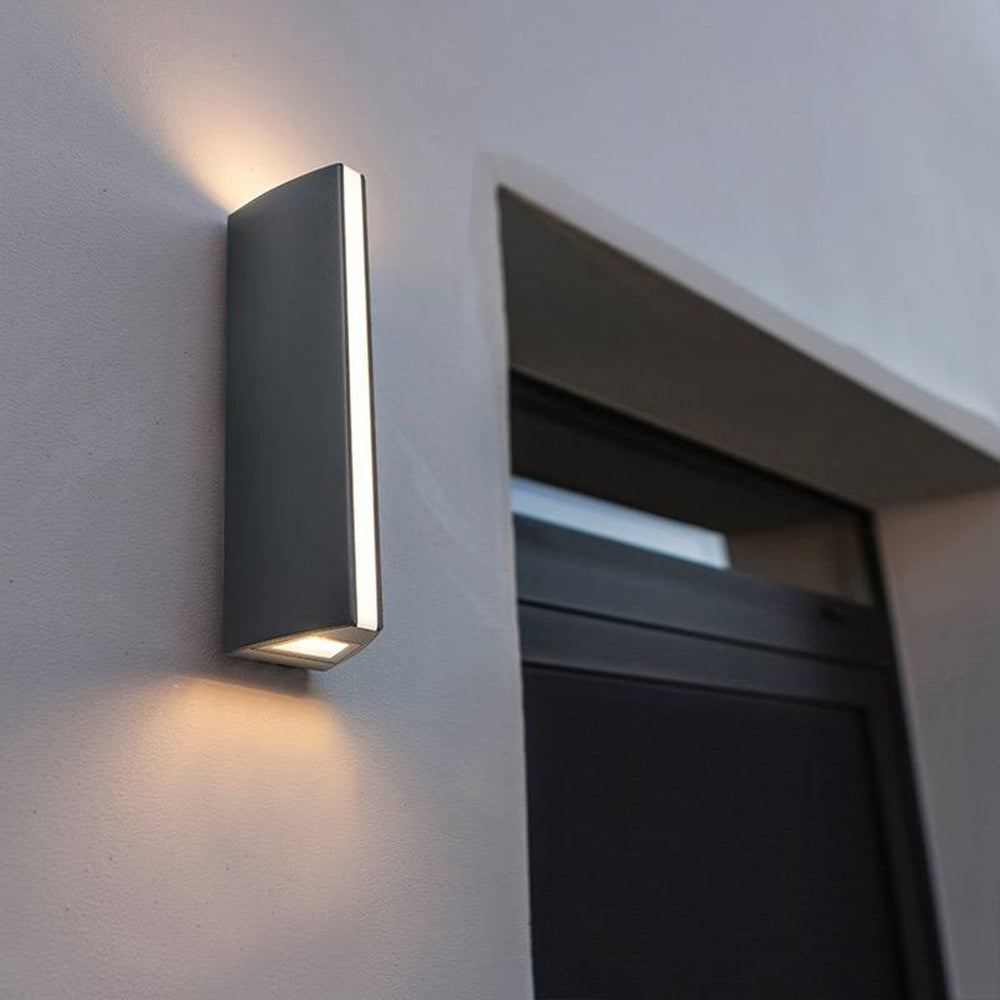 Lampa ścienna LED na elewacji domu – zastosowanie zewnętrzne