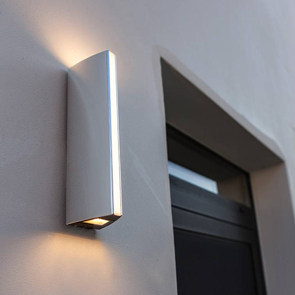 Nowoczesna lampa ogrodowa LED przy wejściu do domu