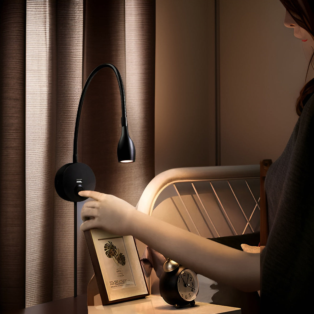 Kinkiet Ścienny TouchGlow 2 w 1 z Ładowarką USB – Bezprzewodowe Oświetlenie do Sypialni i Salonu 2