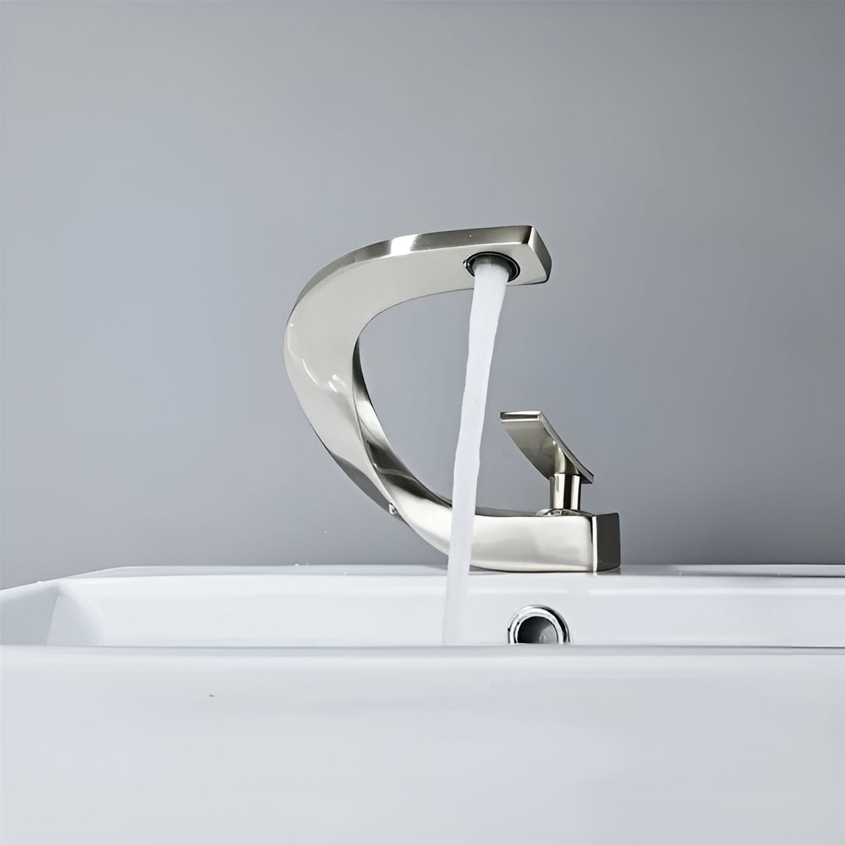 Nowoczesna mosiężna bateria umywalkowa – elegancki design z wylewką typu wodospad do łazienek 2