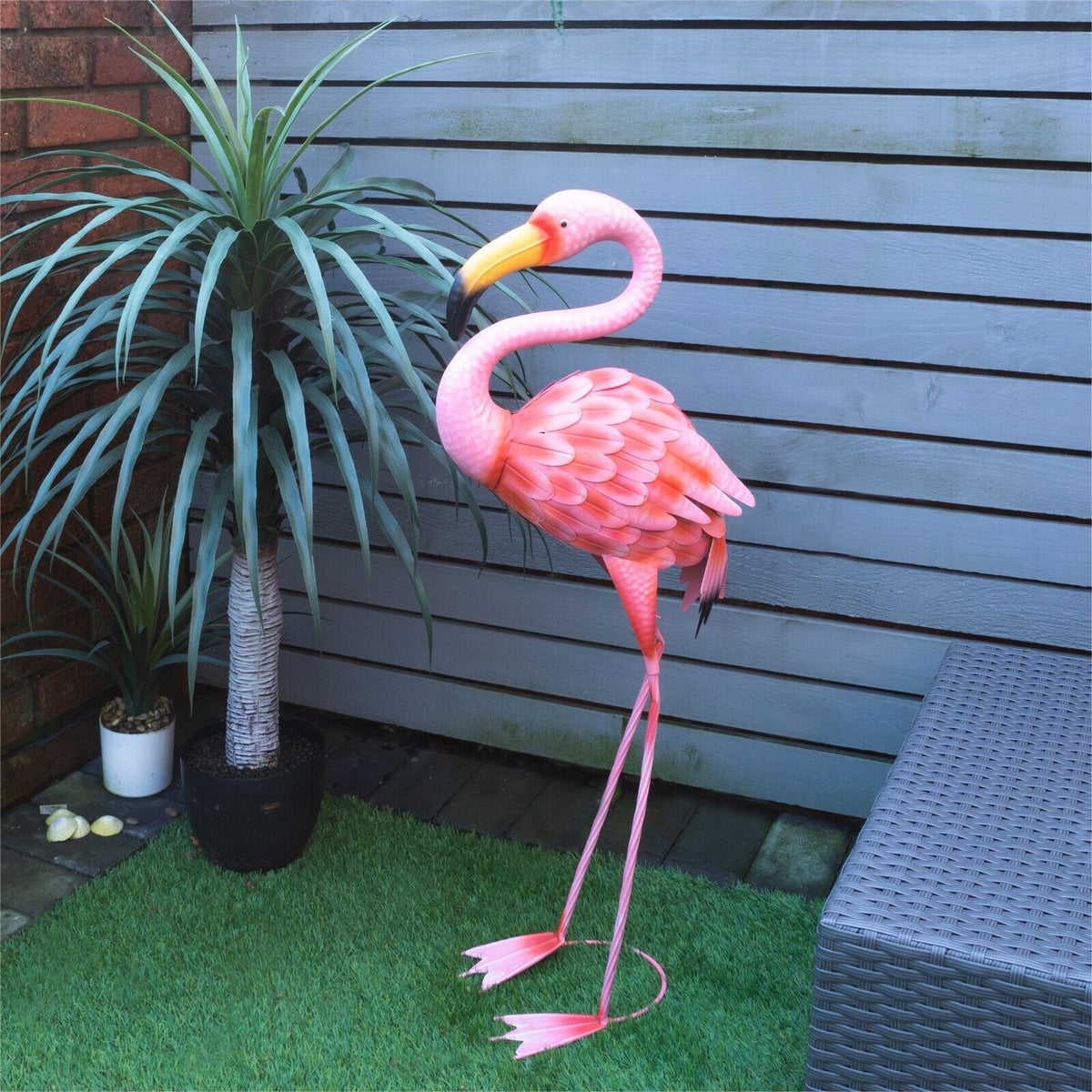 Odjechana rzeźba flaminga do ogrodu – elegancka, różowa metalowa dekoracja ogrodowa, 90 cm 0