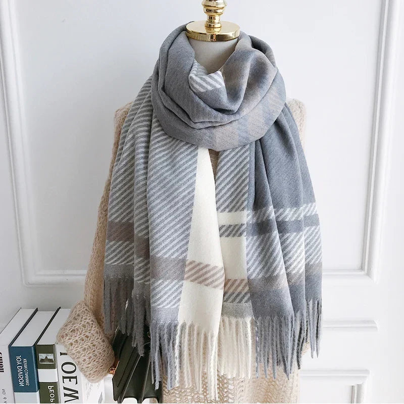 Szal pashmina w kratę narzucony jako chusta na ramiona
