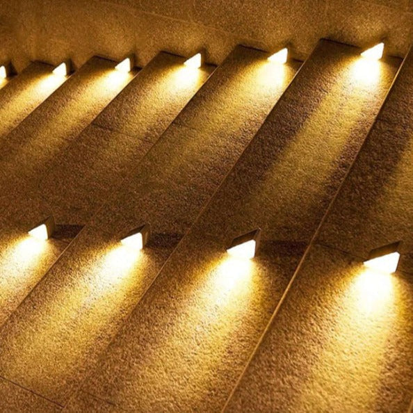 Lampki solarne na schody ogrodowe świecące ciepłą bielą w nocy