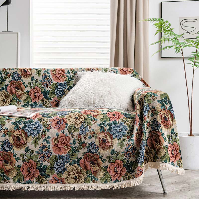 Narzuta na kanapę w kwiaty z frędzlami – wzór w róże, styl boho