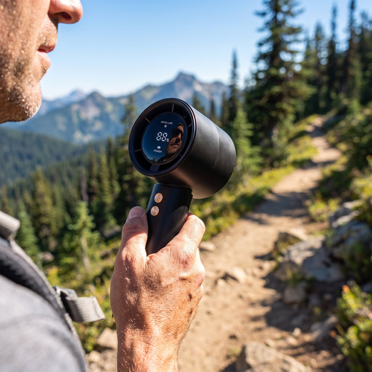 Przenośny wentylator ręczny podczas górskiej wędrówki