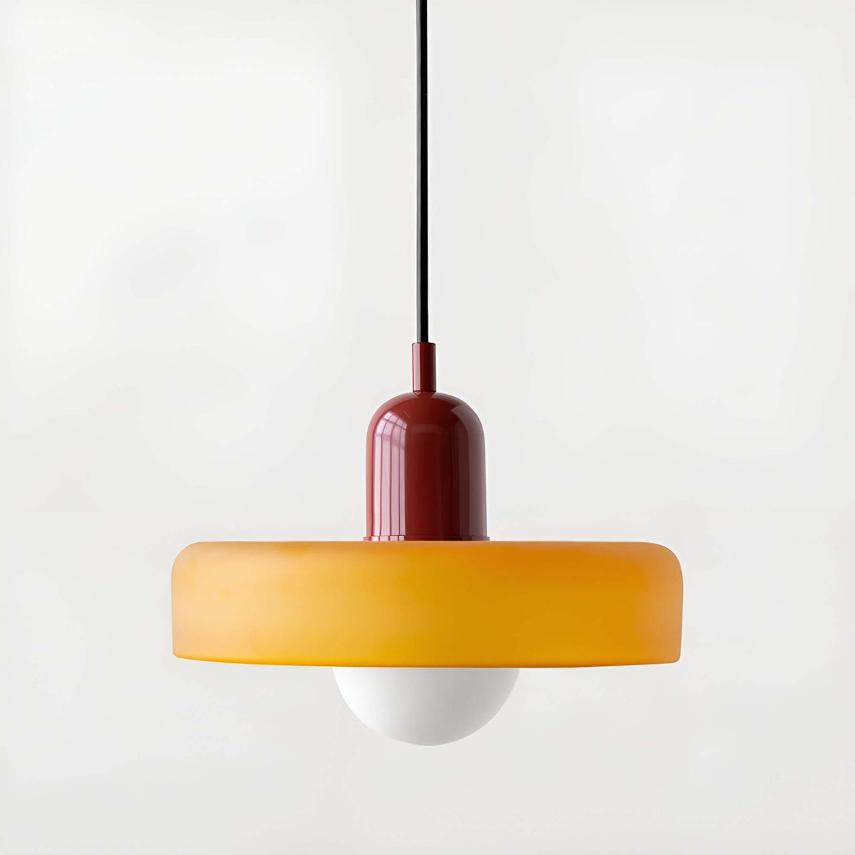Szklana lampa wisząca Bauhaus w kolorze żółtym i czerwonym, styl minimalistyczny, idealna do nowoczesnych wnętrz.
