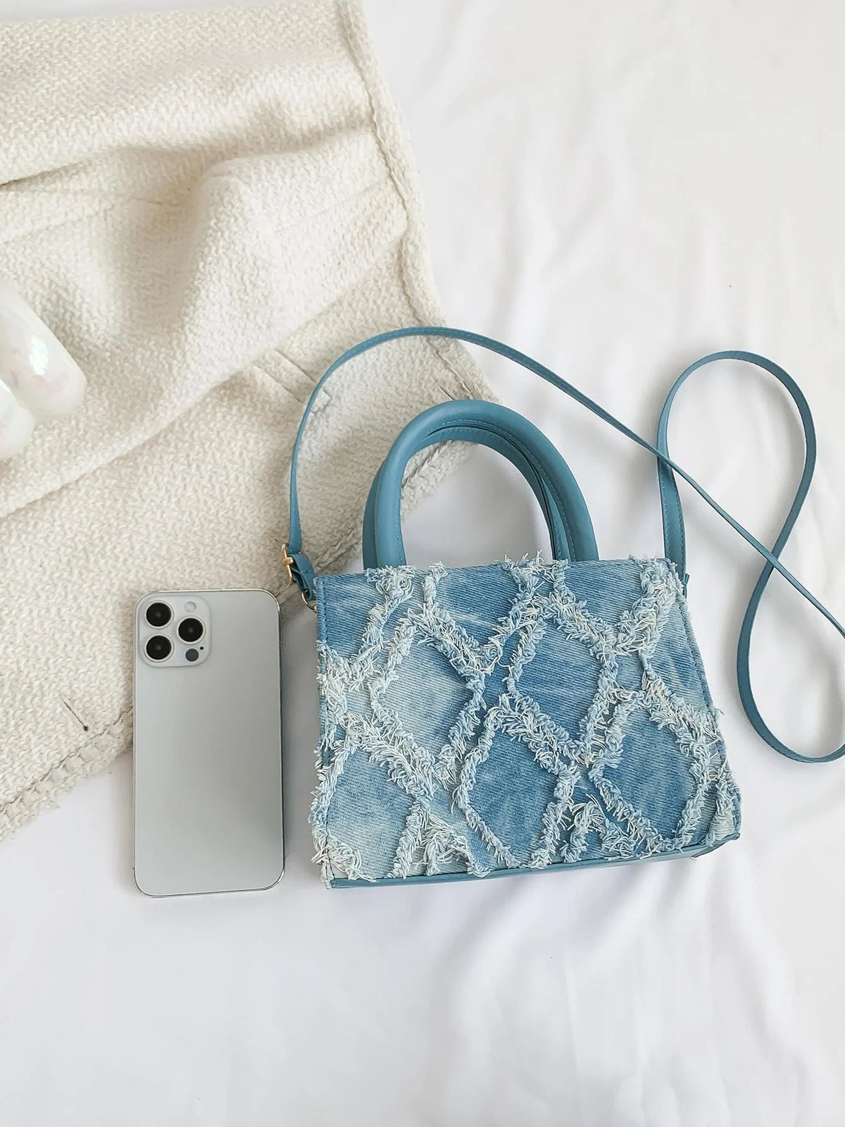 Torba crossbody jeansowa z odczepianym pasem – boczny widok