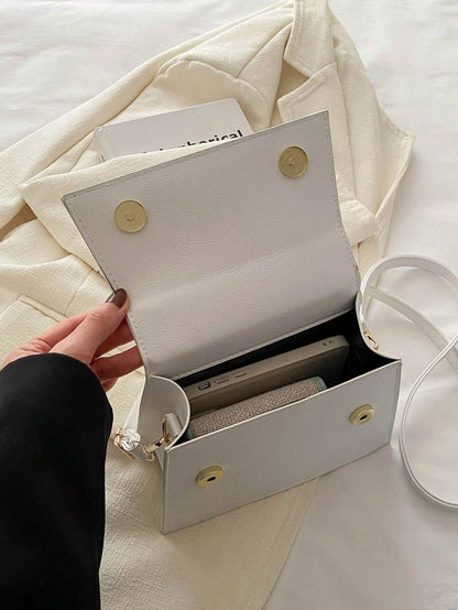 Mała torebka crossbody w kolorze bordowym – widok z przodu