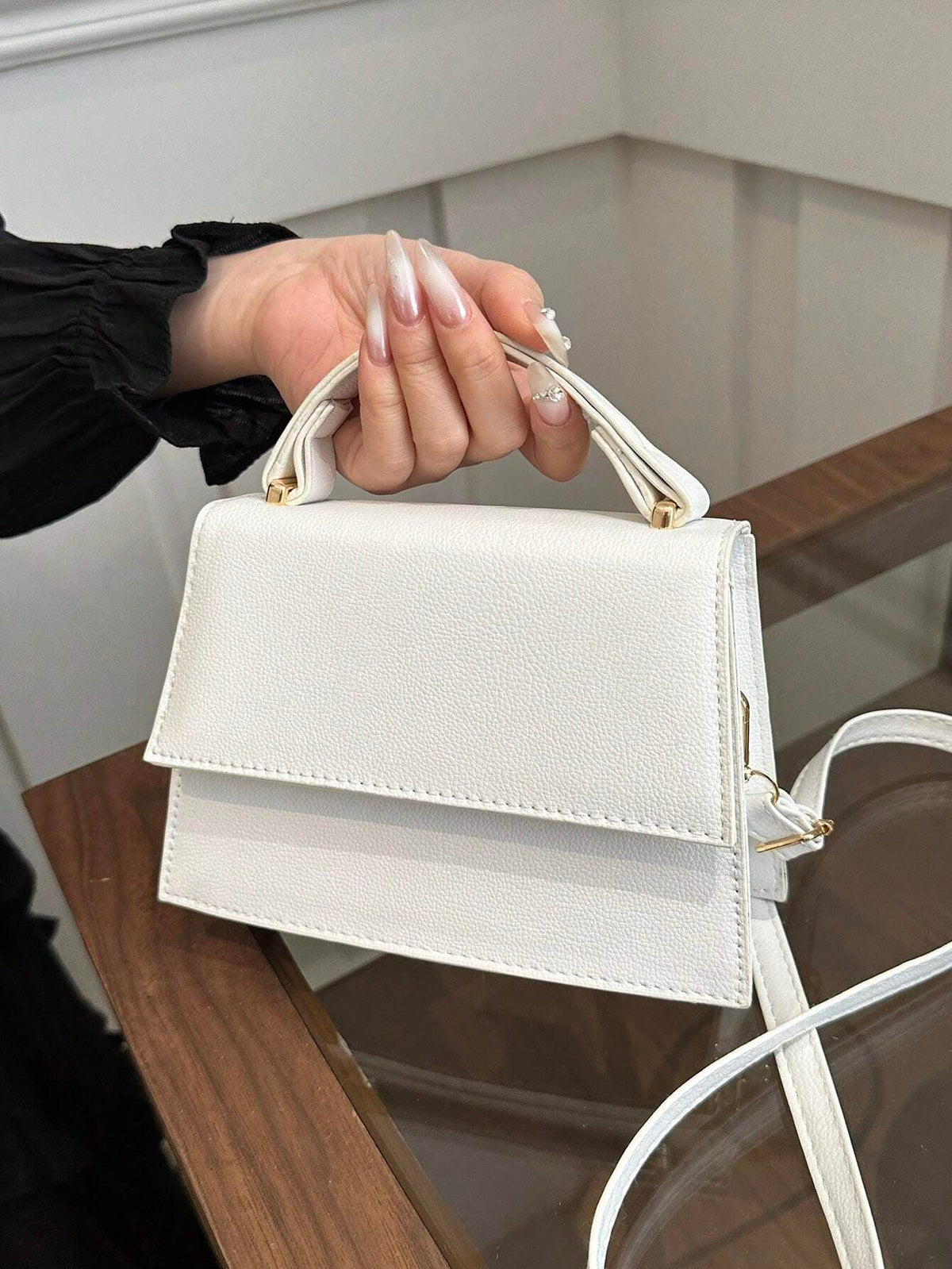 Mała torebka crossbody z klapką w kolorze czarnym – widok z przodu
