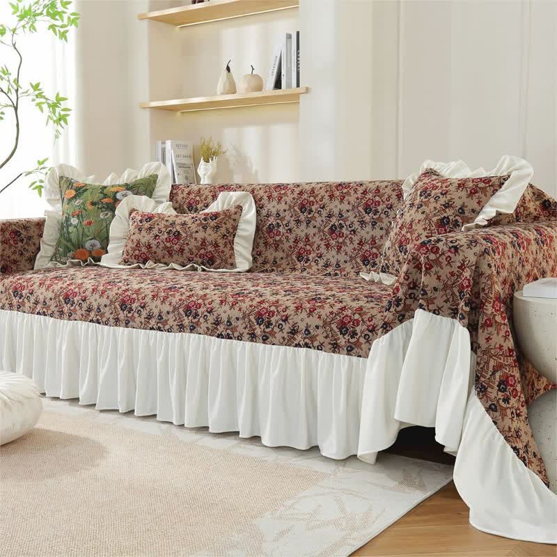 Narzuta na kanapę vintage – detal tkaniny z falbanką