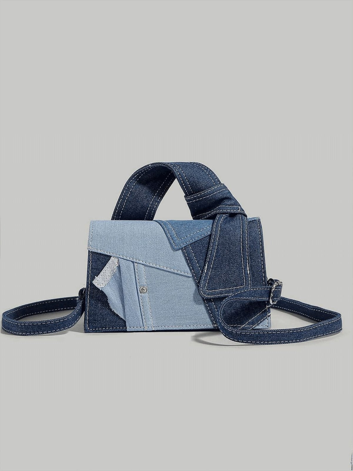 Damska torebka jeansowa – minimalistyczny design