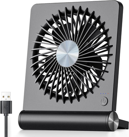 Mały cichy wentylator biurkowy USB na białym tle