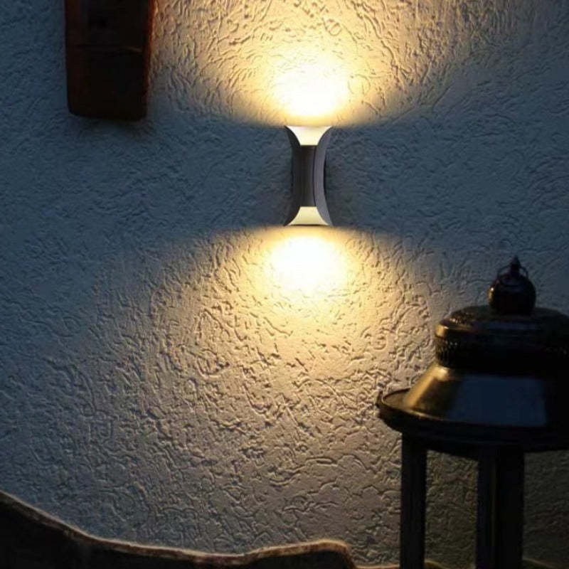 Minimalistyczna lampa ścienna LED w kolorze czarnym ze złotem