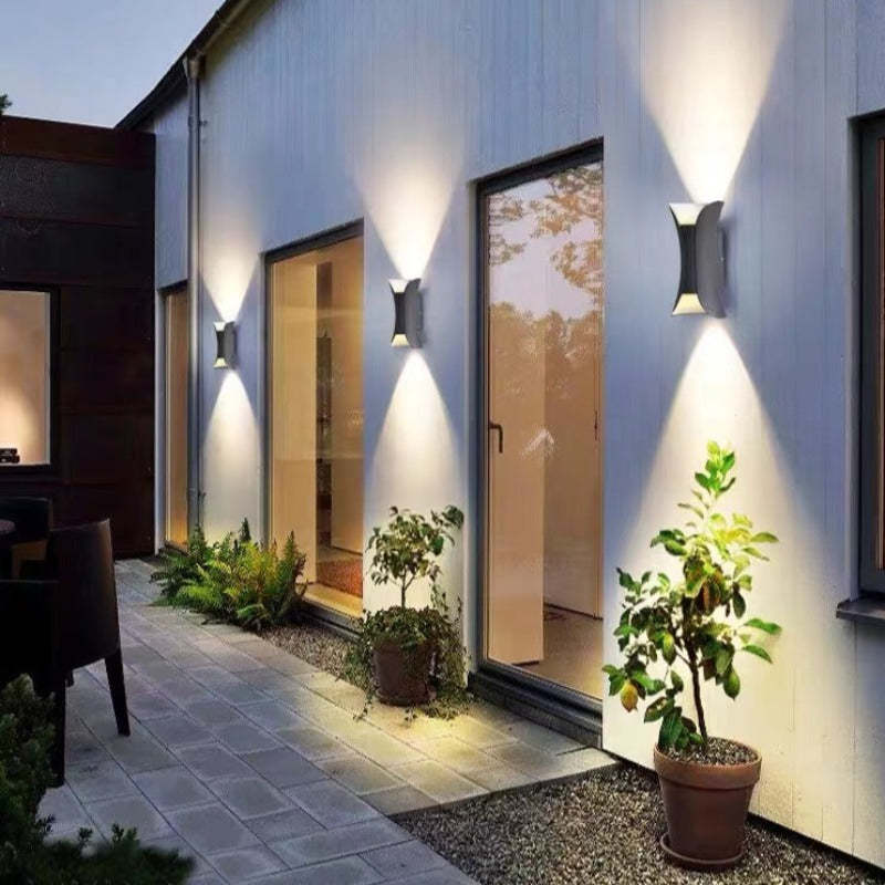 Biała lampa ścienna LED do salonu
