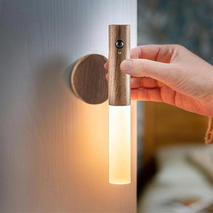 Elegancka Lampa Nocna LED z Czujnikiem Ruchu – Ciepłe Światło, Drewniana Obudowa, Idealna do Sypialni i Korytarza 2
