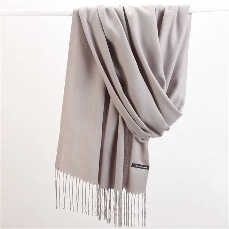 Miękka chusta pashmina z frędzlami – widok złożony
