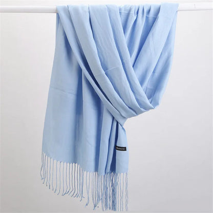 Kobieta w eleganckiej chuście pashmina z frędzlami – kolor czerwony