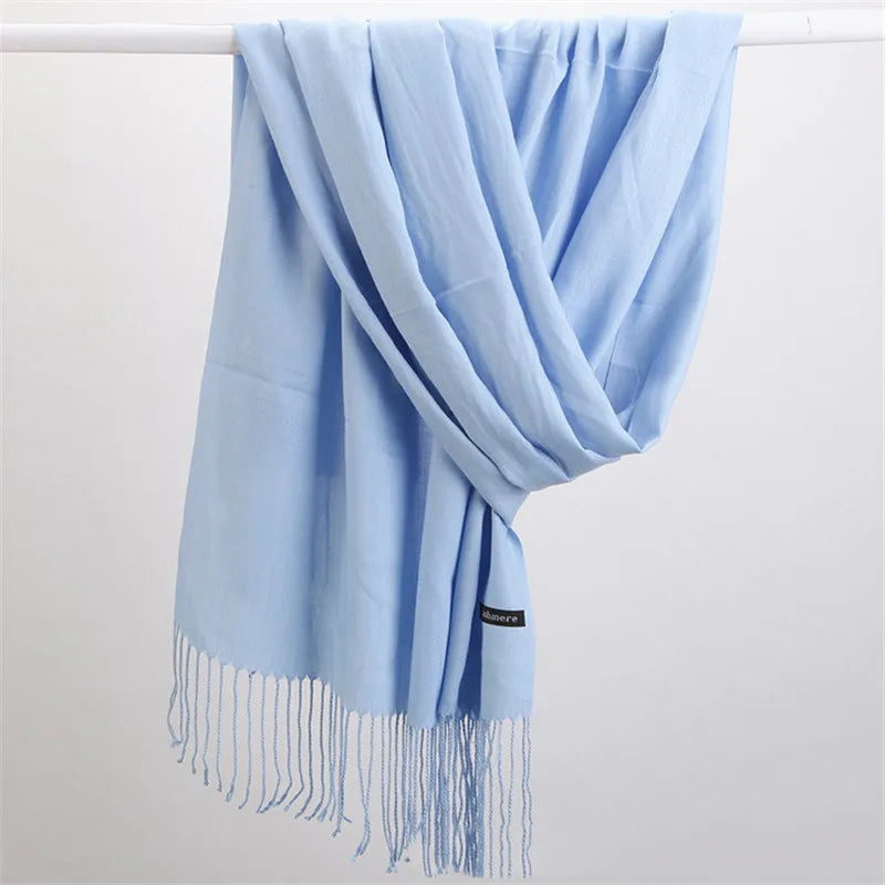 Kobieta w eleganckiej chuście pashmina z frędzlami – kolor czerwony