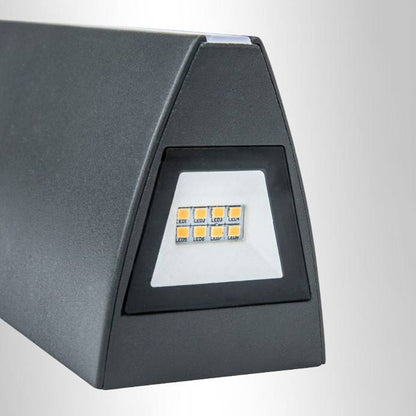 Lampa ścienna LED na tarasie – efekt świetlny w nocy