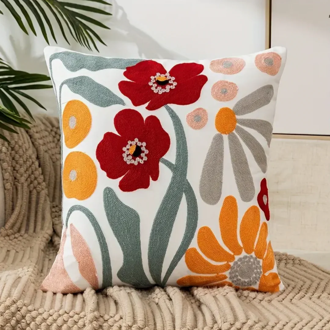 Haftowana poszewka dekoracyjna w kwiaty 45x45 cm – widok ogólny