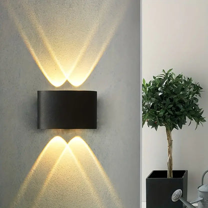 Elegancka lampa ścienna LED zamontowana na ścianie w salonie