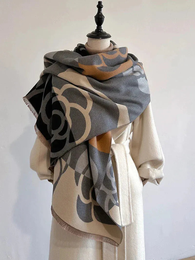 Detaliczne zbliżenie na kwiatowy wzór kaszmirowej chusty