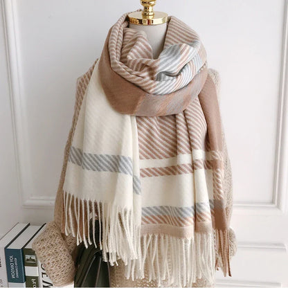 Detal wzoru w kratę na szalu pashmina – stonowane barwy