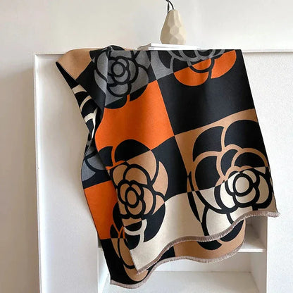 Kaszmirowa chusta 185x65 cm jako owijka na ramiona – stylizacja casual