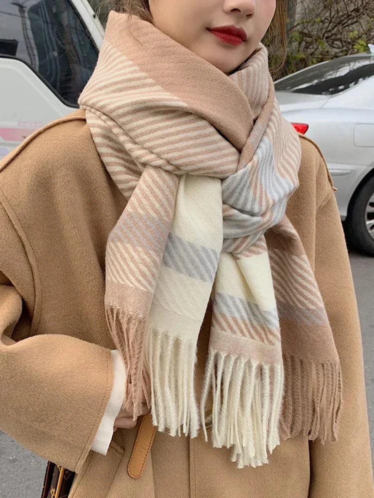 Mężczyzna w szalu pashmina w kratę narzuconym na ramiona