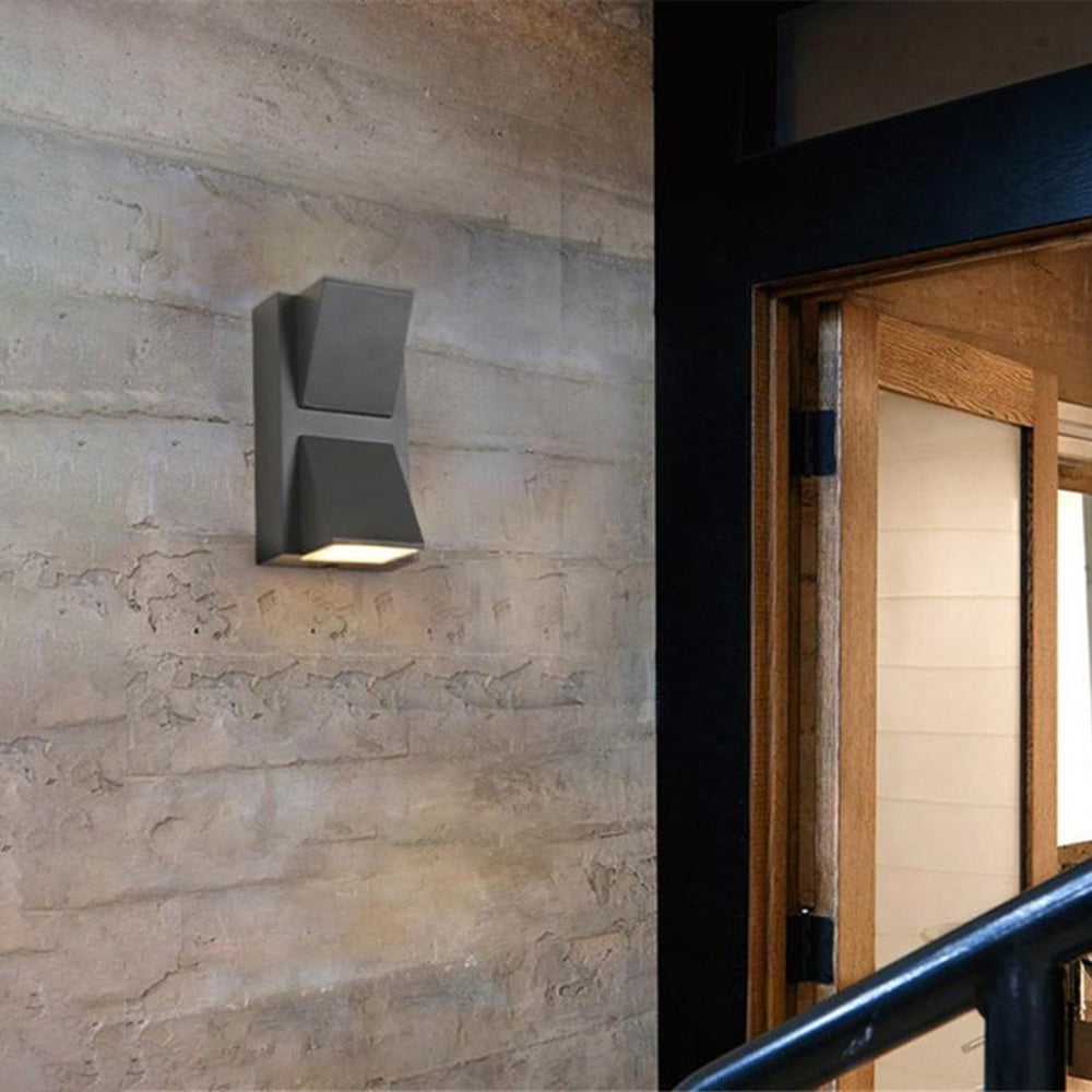 Geometryczna lampa zewnętrzna – widok nocny z włączonym oświetleniem