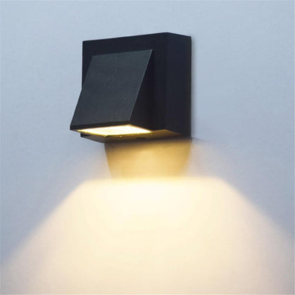Zewnętrzna lampa LED naścienna – wariant dwugłowicowy