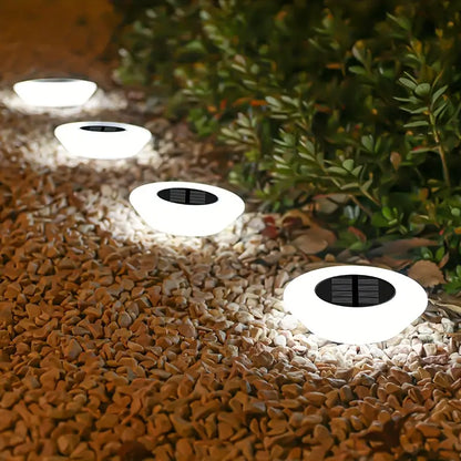 Zestaw 4 solarnych lamp gruntowych na tarasie ogrodowym