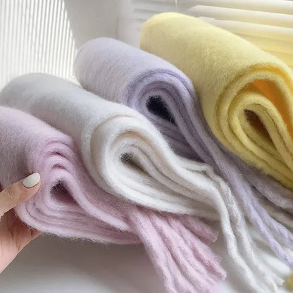 Czarny kaszmirowy szal jako stola – elegancka stylizacja zimowa