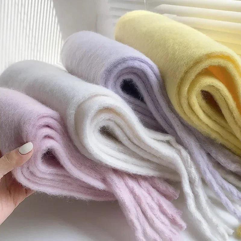 Czarny kaszmirowy szal jako stola – elegancka stylizacja zimowa