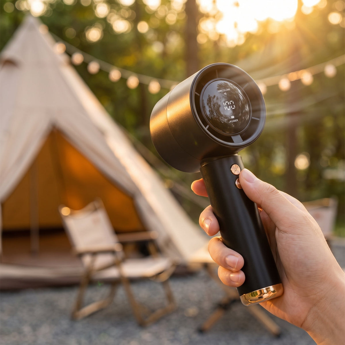 Przenośny wentylator ręczny podczas campingu