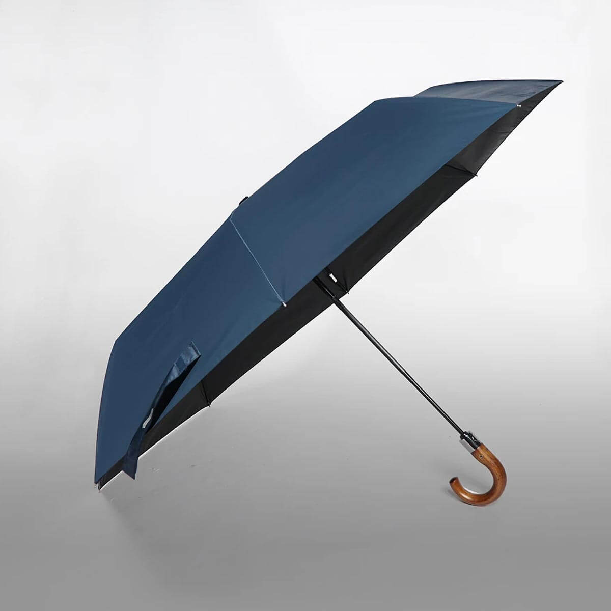 Detal mechanizmu automatycznego otwierania parasola z drewnianą rączką
