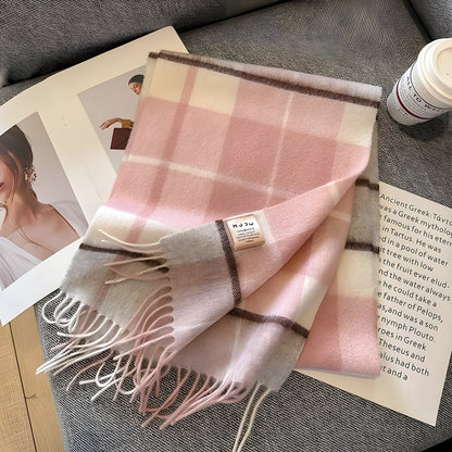 Elegancki szal zimowy damski w kratę – stylizacja całościowa